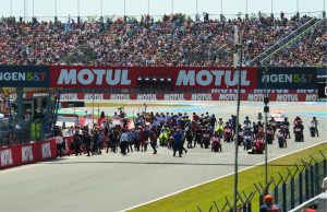 motogp met op de achtergrond een bomvolle tribune bij de tt circuit assen