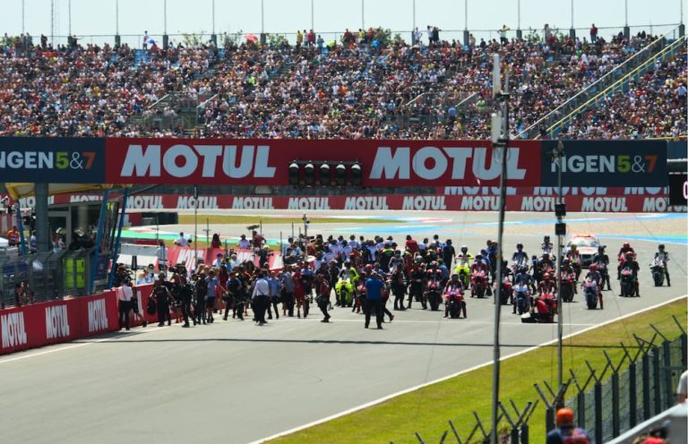 motogp met op de achtergrond een bomvolle tribune bij de tt circuit assen