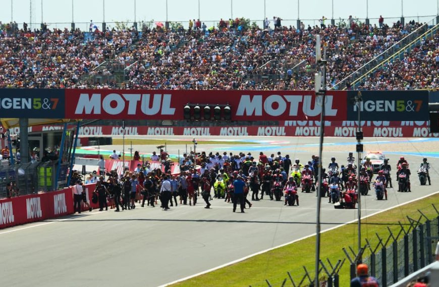 motogp met op de achtergrond een bomvolle tribune bij de tt circuit assen