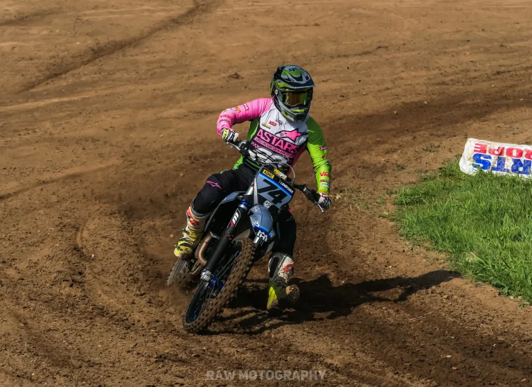 motorcrosskleding motorcross kleren op een crossbaan