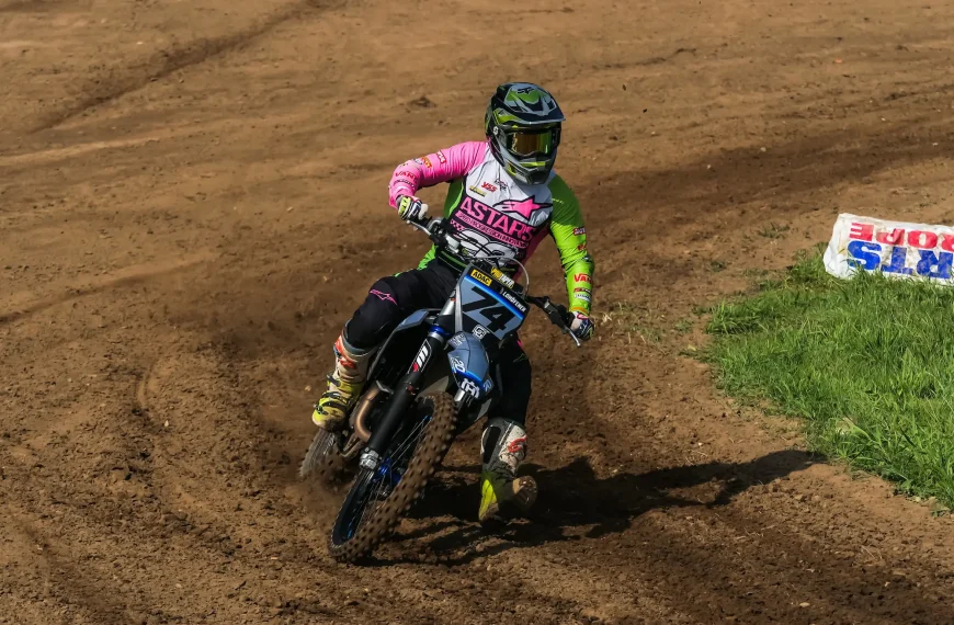 motorcrosskleding motorcross kleren op een crossbaan