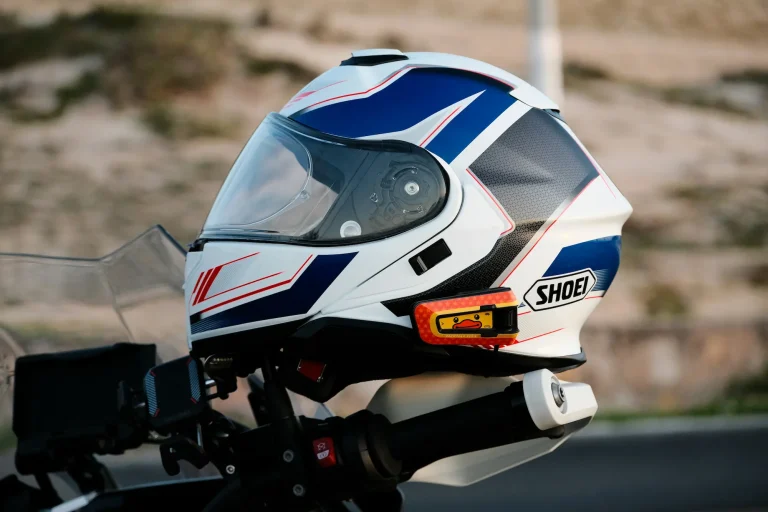 motorhelm met cardo packtalk communicatiesysteem op de helm motor