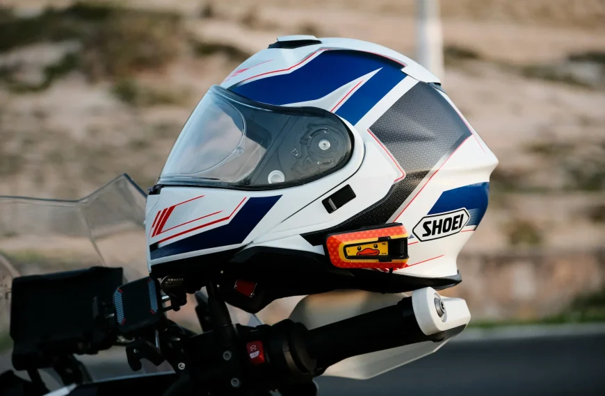 motorhelm met cardo packtalk communicatiesysteem op de helm motor