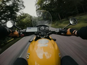Photo by https://unsplash.com/@gijsparadijs trillingsvrije telefoonhouder voor op de motor