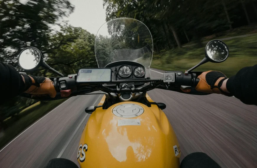 Photo by https://unsplash.com/@gijsparadijs trillingsvrije telefoonhouder voor op de motor