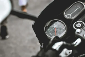 kilometerstand motor. Photo by imdadul hussain on Unsplash
