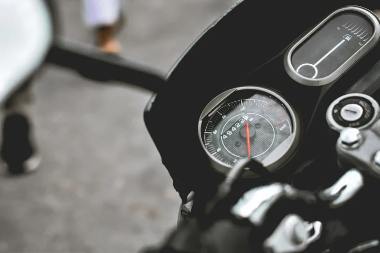 kilometerstand motor. Photo by imdadul hussain on Unsplash