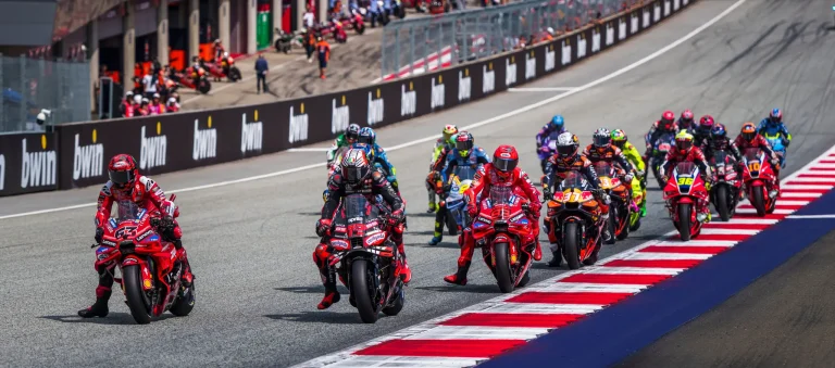 Francesco Bagnaia, Marco Bezzecchi, Marc Marquez, Pedro Acosta, Enea Bastianini & Competitors perform during the MotoGP World Championship at the Red Bull Ring in Spielberg, Austria on August 17, 2025. Motogp kalender 2026