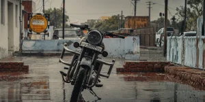 motorrijden in de regen, een retro motorfiets op nat asfalt