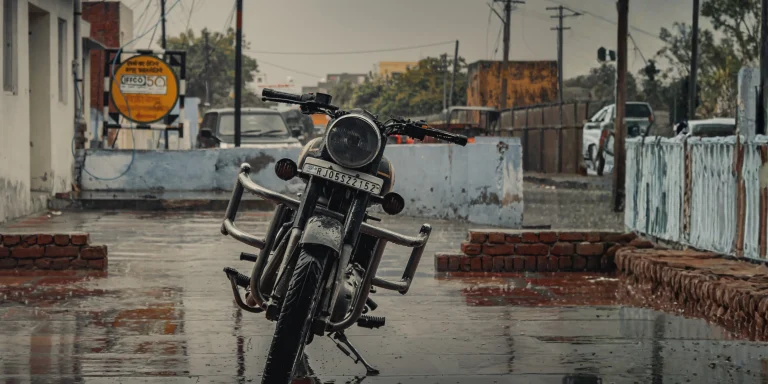 motorrijden in de regen, een retro motorfiets op nat asfalt