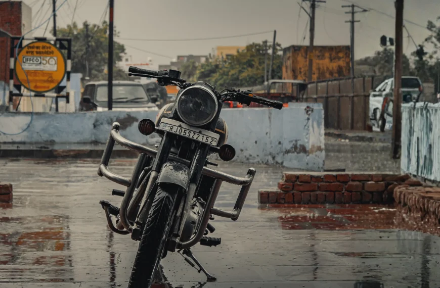 motorrijden in de regen, een retro motorfiets op nat asfalt